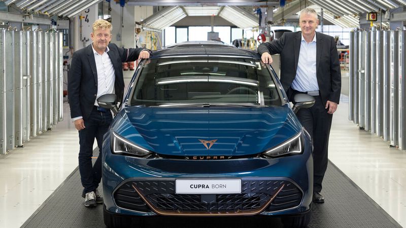 Für Seat- und Cupra-Chef Wayne Griffiths (l.) ist der Born ein „Gamechanger“. Mit im Bild Stefan Loth, Vorsitzender der Geschäftsführung von Volkswagen Sachsen und ehemaliger Leiter des Seat-Stammwerks in Martorell. (Bild: Seat)