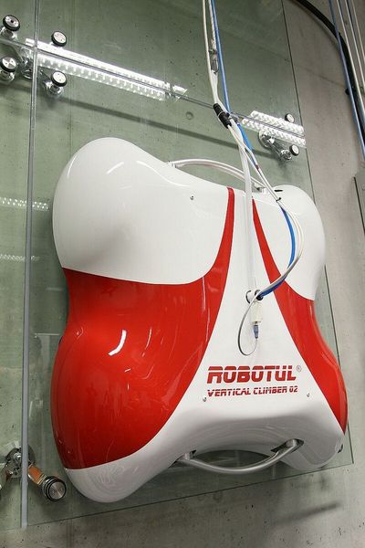 Ein Team der technischen Universität von Liberec in Tschechien hat den Senkrecht-Kletterer Robotul entwickelt. Der Roboter könnte beispielsweise für Servicearbeiten an gläsernen Gebäudefassaden eingesetzt werden. (Robotul/Tiskovka)