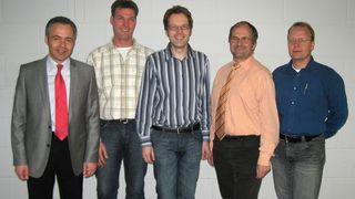 Freuen sich über ihre ausgezeichnete Signalsäule „VarioSIGN” (von links nach rechts): Christian Höhler, Entwicklungsleiter, Klaus Marquardt, Teamleitung Montage, Dirk Rothhaas, Entwicklungsingenieur Elektronik, Werner Stuffle und Siegfried Neumann, beide Entwicklungsingenieure Konstruktion (Archiv: Vogel Business Media)