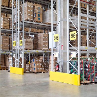 Ballenware im Rhenus-Warehouse in Wesel. Um die gesamte Aftersales-Ware für Schwalbe dort lagern zu können, musste umfangreich umgebaut werden. (Bild: Rhenus)