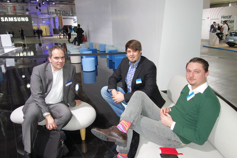 (v. l.) Matthias Lang, Samsung mit Markus Feyrer und Engelbert Földenyi, S&K, (heiße Socken btw). (Bild: IT-BUSINESS)