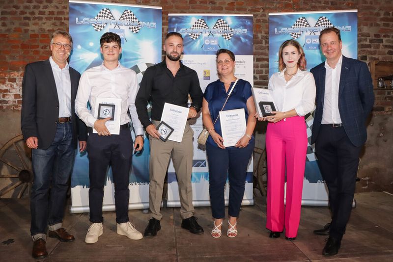Arndt Hürter (l.) und Stefan Bäckmann (r.) gratulieren den drei besten Fahrzeuglackierern 2025: (v. l.) Jonas Ippendorf (Bonner Autohaus), Erion Sadiku mit Geschäftsführerin Nikola Richter (Richter Leverkusen) und Prüfungsbeste Laura Froch (Consagra). (Bild: Kfz-Innung Köln / Auweiler)