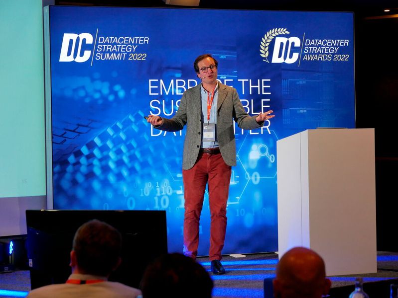 Was bedeutet eigentlich Nachhaltigkeit für IT Anwendungen und Infrastruktur? Und was ist noch zu tun wenn die Cloud doch schon seit mehr als einer Dekade CO2-neutral ist? Diese und weitere Fragen warf Max Schulze, Founder der SDIA e.V., in seiner Keynote auf. (Bild: Vogel IT-Medien GmbH)