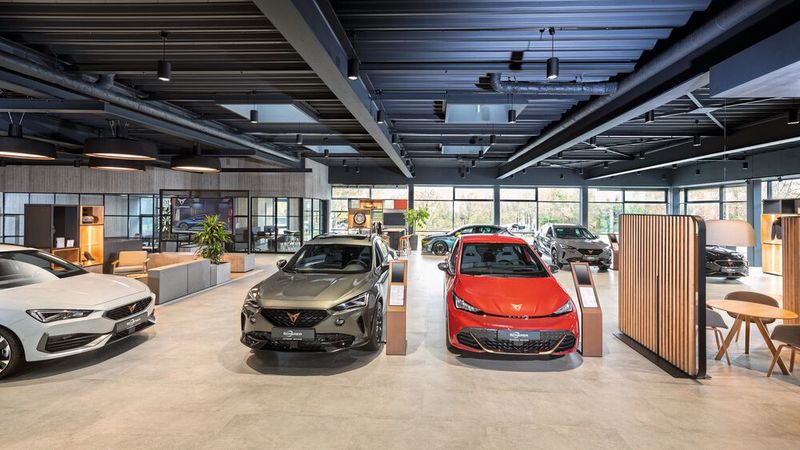 Im Inneren dominieren dunkles Metall an der Decke, graue Betonwände und als Kontrast warme Holz-Elemente den 400 Quadratmeter großen Schauraum. (Bild: Torsten Gauls)