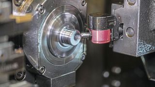 Als letztes Werkzeug kommt das Diamant-Glattwalzwerkzeug UDBTM-R-16 zum Einsatz. Bei einer vc von 100 Metern pro Minute und einem Vorschub von 0,05 Vorschub pro Umdrehung dauert es nicht einmal sechs Sekunden, um die etwa 10 Millimeter lange Fläche glattzuwalzen und die Oberflächengüte sowie die Zylindrizität drastisch zu verbessern. Dabei wird eine Toleranz von 7 bis 12 Mikrometern eingehalten. (Bild: Kempf)