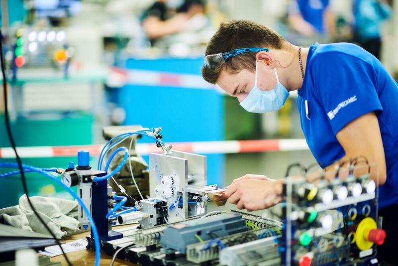 Gil Beutler, Polymechaniker/in EFZ, Automation. (© Manu Friederich)
