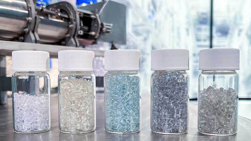 rPET-Granulate: Am Fraunhofer IAP wird Terephthalsäure aus PET zurückgewonnen, um daraus neue Polymere für Flaschen, Fasern und Folien herzustellen. Die gelblichen bis grauen Farbtöne sind auf das recycelte Ausgangsmaterial zurückzuführen. Durch gezielte Additivierung lässt sich die Farbe bis hin zu farblosem Material steuern.(Bild:  Fraunhofer IAP / Romina Schönefeld)