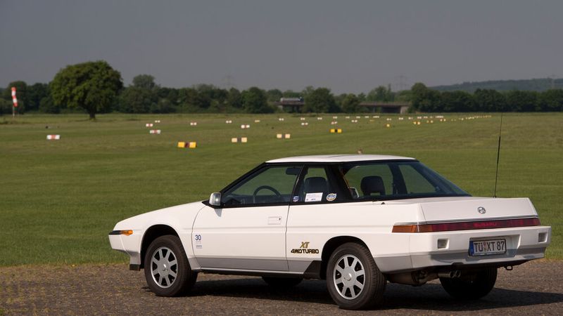 Nicht ohne Grund eine Landebahn im Hintergrund: Subaru hatte für den XT Anleihen im Flugzeug- bzw. Jetbau genommen. Das war problemlos möglich, schließlich ust die Marke eine von mehreren des Mischkonzerns Fuji Heavy Industries. Und desse Raumfahrtabteilung produziert und vermarktet kommerzielle wie militärische Flugzeuge , Hubschrauber und Zieldrohnen. (Bild: Subaru)
