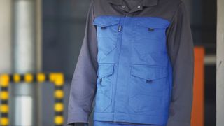 Mewa bietet Berufsbekleidung, Putztücher, Handtuchrollen, Fußmatten und Wischmopps im Full-Service an. Die Textilien werden zum Kunden gebracht, abgeholt, gewaschen und gepflegt, instand gehalten und bei Verschleiß ersetzt. (Bild: Mewa)