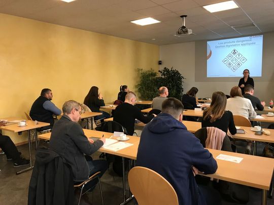 Tous les cours sont adaptables et peuvent être donnés en entreprise. Carrefour de rencontres, de savoirs et de compétences, la FSRM reste ainsi au cœur du tissu microtechnique suisse. (Source :  FSRM)