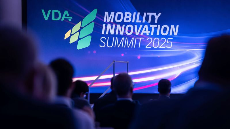 Die VDA-Konferenz „Mobility Innovation Summit“ zeigte, womit die deutsche Autoindustrie momentan zu kämpfen hat: nach Aussagen der Redner mit Regulatorik und einem massiven Wettbewerb.(Bild:  VDA/CHLietzmann)