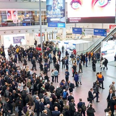 Vom 10. bis 13. November trifft sich die internationale Elektronikbranche erneut in München. Das Bild zeigt den Besucherandrang auf der electronica 2024. (Bild: Messe München GmbH)