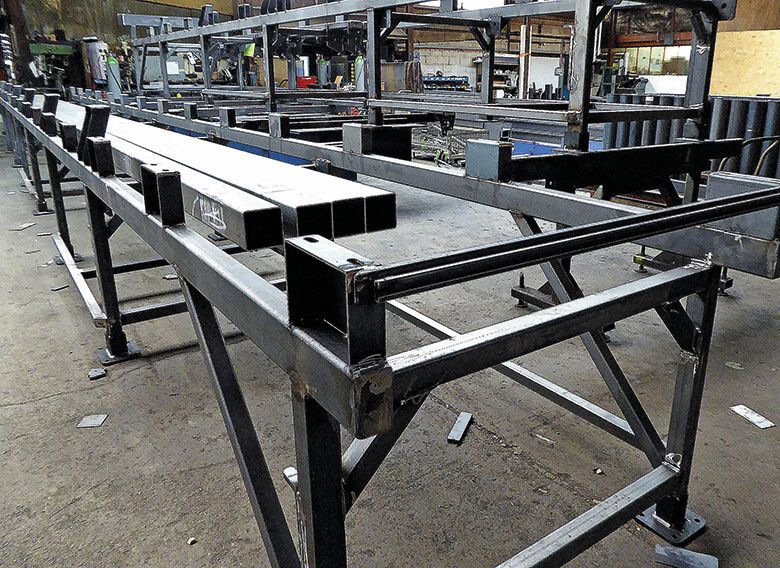 Die Fr. Leiße & Söhne GmbH & Co. KG in Winterberg ist auf den Sonderanlagenbau für die Holzindustrie- und für die Leimholzindustrie spezialisiert. Die überwiegenden Anlagenteile bestehen aus Stahl- und Rechteckrohren sowie aus Profilstahl mit einer Vielzahl von Aussparungen, Löchern und Passformen. (Bild: Kuhn)