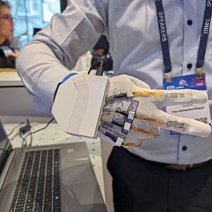 Elektronische Haut für die Industrie: In Handschuhe integrierte Sensoren erfassen die Fingerbewegungen des Trägers und übertragen diese in Echtzeit auf einen Robotergreifer.(Bild:  mc/VCG)