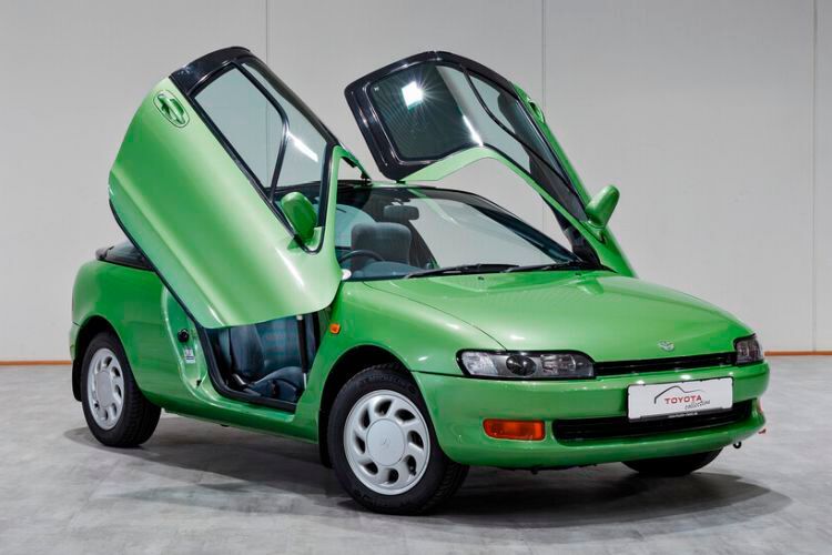 Der Sera ist ein zweitüriges, viersitziges Coupé, das Toyota von 1990 bis 1995 produzierte. Auch dieser Wagen wurde nur für den japanischen Markt hergestellt, gelangte jedoch als Grauimport auch in andere Länder mit Linksverkehr. Charakteristisch waren seine Schmetterlingstüren, die nach vorne oben öffneten, und seine große Glaskuppel.  (Bild: Toyota)