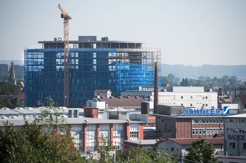 Die Bauarbeiten für den rund 54 m hohen Schuler Innovation Tower liegen im Zeitplan, der Bezug  ist für 2017 geplant. (Schuler)