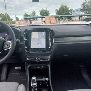 Der Innenraum des C40 ist schlicht und elegant gestaltet. Volvo verzichtet komplett auf Leder und setzt stattdessen auf nachhaltige Materialien.(Bild:  Mauritz – VCG)