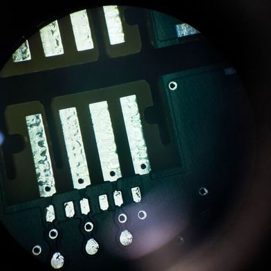 Unter der Lupe: HASL eignet sich vor allem für einfachere, robuste Anwendungen wie Industrieelektronik, Steuerungen oder THT-bestückte Baugruppen. (Bild: CEE PCB)