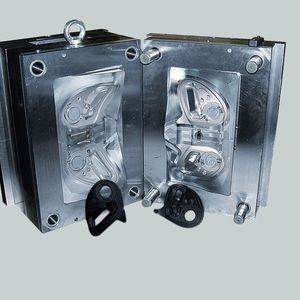 Der Grund für den Umstieg auf CimatronE:  Für einen Auftrag wurden drei solcher Spritzgießwerkzeuge für Lautsprecherblenden benötigt. Das Altsystem kam mit den Ursprungsdateien nicht zurecht.