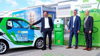Begutachten die E-Tankstelle in Großbeeren (v.l.): Dr. Dominik Freund (GF Wallb-E), Wolf Tiedemann (Mitglied der GL Lidl Deutschland) und Andreas Kuhlmann (Vorsitzender der DENA-GF). (Lidl)