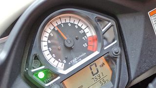 Eine direkte Bluetooth-Anbindung des barcodefähigen Matrixdruckers OKI ML280 Elite ermöglicht es dem Fahrer, einen Druckauftrag zeitsparend remote aus einer Distanz von bis zu 100 m auszulösen. Bild: Archiv (Archiv: Vogel Business Media)