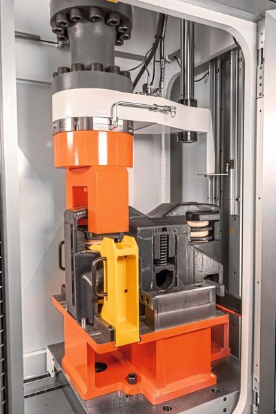 Die eigentliche Prüfbewegung mitsamt der Closed-Loop-Regelung übernimmt ein servohydraulischer Aktuator.  (Rolf Nachbar)