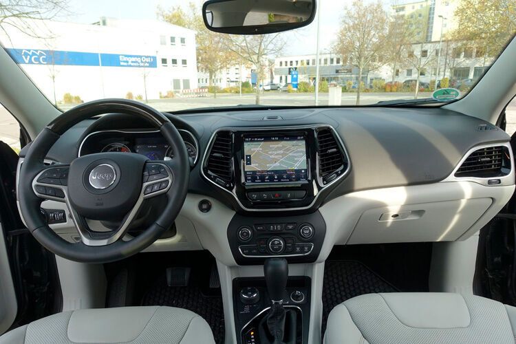 Der Innenraum ist so gestaltet, wie man es von einem modernen SUV dieser Preisklasse erwarten darf.  (Achter/»kfz-betrieb«)