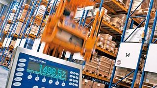 Neben Identifikationssystemen wie Scanner, Kamera oder RFID-Reader ist die Waage inzwischen ein wichtiges Datenerfassungsgerät in logistischen Prozessen. Dabei kann ihr Einsatz meist relativ einfach umgesetzt werden. Bild: Mettler-Toledo (Archiv: Vogel Business Media)