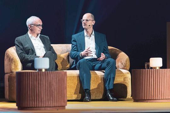 Wohin geht es mit der Chipskalierung? Open-Mind-Diskussionsrunde mit imec CEO Luc Van den hove (li.) und seinem designierten Nachfolger Patrick Vandenameele.(Bild:  imec)