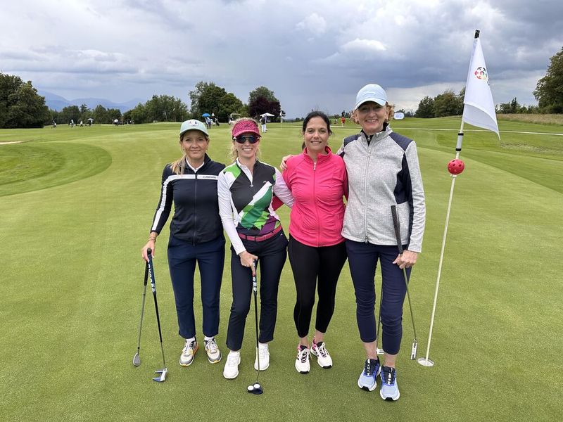 Die Damen sind sehr treffsicher: (v. l.)  Katrin Silberhorn (PROFI), Caroline Esch (Bechtle), Beate Reckerziegel (TD SYNNEX) und Melanie Czemetschka (IBM). (Bild: VOGEL IT-MEDIEN)