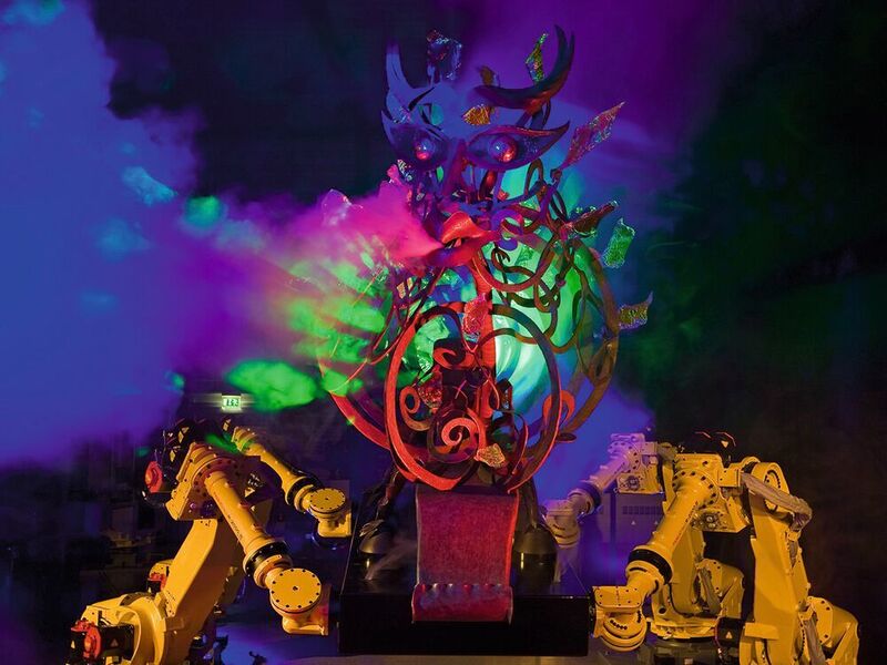 Roboter können auch Kunst: Die Installation „Der Drache“ war das größte Objekt der Ausstellung „Das Leben ist ein Traum“, die in der Ausstellungsshalle von Fanuc Deutschland stattfand.  (Stiller/Fanuc)