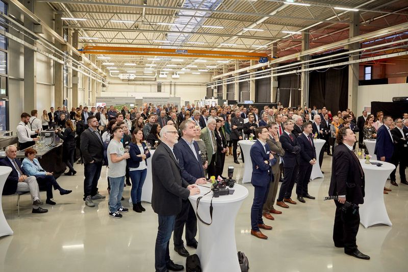 Rund 300 Gäste – Kunden sowie Mitarbeiter von Fertig Motors und Beckhoff Automation – nahmen an der Einweihungsveranstaltung im neuen Produktionswerk in Marktheidenfeld teil. (Beckhoff)