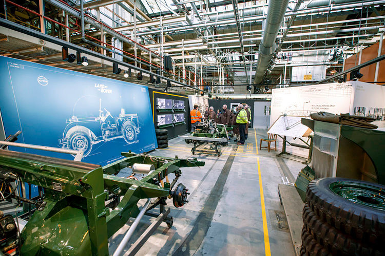 Die nachgebaute, ursprüngliche Produktion ist etwa so groß wie zwei Tenniplätze. (Foto: Land Rover)