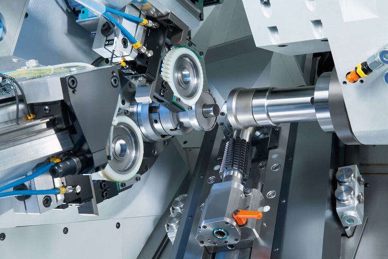 Vollautomatisiertes Wälzfräsen durch die Portalladeeinrichtung mit V-Greifer. (Bild: Emag)