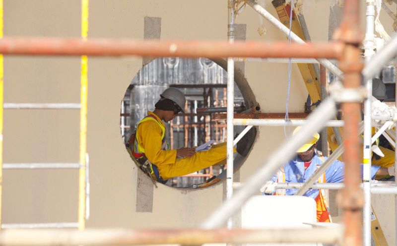 Worker at Pearl GTL, Qatar – Taking a break on the Pearl GTL construction site where temperatures can exceed 40°C (104°F).  (Picture: Shell)