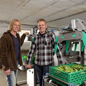 Der Salatbauer Oswald Isenegger und der Landwirtschaftstechniker Bruno Villiger sind stolz auf ihre Erfindung: Die Idee zur Salatwasch- und -Schleuderanlage ist im gemeinsamen Kitesurf-Urlaub entstanden.