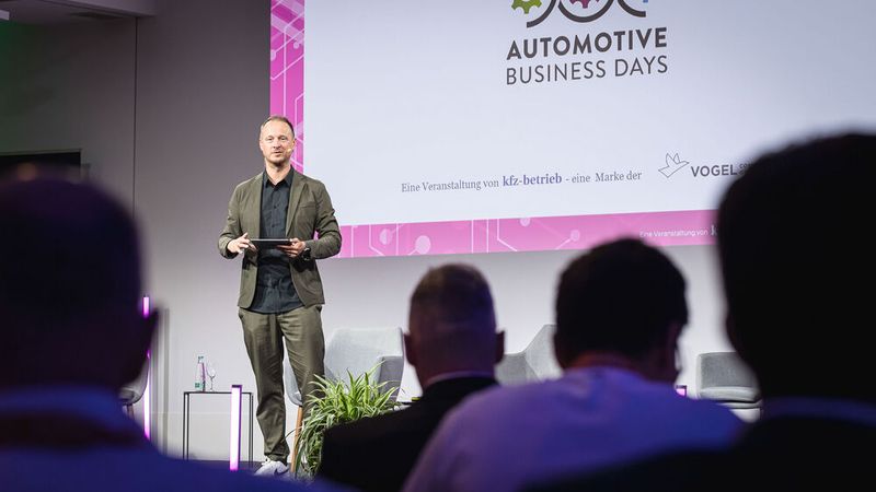 Moderator Tobias Grimm führte souverän durch das Vortragsprogramm der Automotive Business Days. (Bild: Stefan Bausewein)