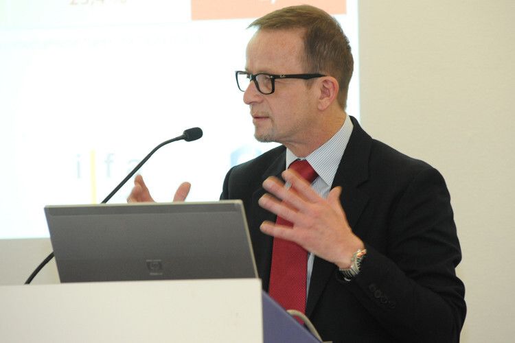„Wir werden uns in Zukunft mit drei Millionen Neuzulassungen und sieben Millionen Besitzumschreibungen zufriedengeben müssen“, ist Prof. Stefan Reindl überzeugt. (Foto: Mack)