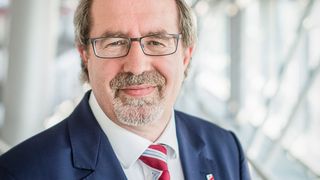 Peter Hausmann, Tarifvorstand der IG BCE: „Ziel für uns ist es, die Beschäftigten in besonderen Lebensphasen zu entlasten und neue Möglichkeiten der Altersvorsorge voranzubringen.“ (Stefan Koch)