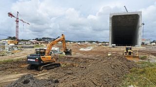 Freilegung der 130.000 bis 115.000 Jahre alten fossilen Schicht in der Nähe der riesigen Ariane-6-Startrampe in Kourou, Französisch-Guayana, während der Feldkampagne 2019.  (Bild: Pierre-Olivier Antoine)