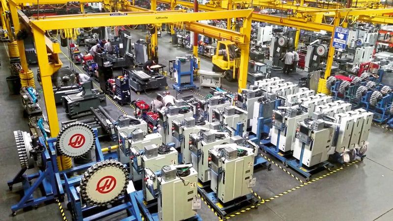 Une des nombreuses chaînes d'assemblage sur le site de production de Haas à Oxnard en Californie. (Source : Haas Automation)