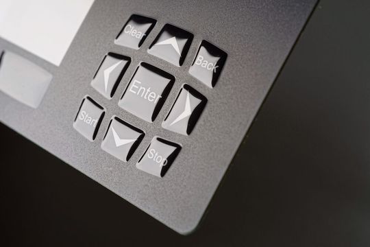 Glanztechnologie, Digitaldruck und Siebdruckverfahren – Die Tastaturen können ganz nach Kundenwünschen von kostenorientiert bis besonders hochwertig gestaltet werden.(Bild:  Kundisch)