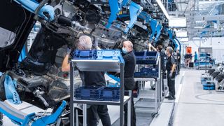 Hoher Kostendruck, weniger Personal – in der Automobilbranche werden derzeit viele Stellen gestrichen. (Bild: Mercedes-Benz)