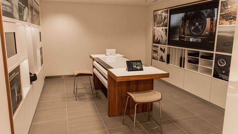 Der Showroom wurde nach dem Arch-Design von JLR modernisiert. (Bild: Jaguar Land Rover)