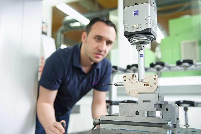 Bild 4: Beim Werkzeugbauer KWS Kölle war die schnelle Programmierbarkeit der Messprogramme ein wesentliches Kriterium für die Auswahl eines geeigneten Koordinatenmessgerätes. (Zeiss/Manfred Stich)