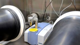 Das neue Infrarotspektrometer wird den Studierenden dabei helfen, mit modernen präparativen Methoden innovative Funktionsmaterialien anorganischer Provenienz zu entwickeln. (Philipps-Universität Marburg / Andrea Ruppel)