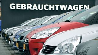 Gebrauchtwagenhändler dürfen laut BGH weiterhin in ihren Kaufverträgen eine verkürzte Verjährungsfrist hinterlegen.  (Bild: Richter)