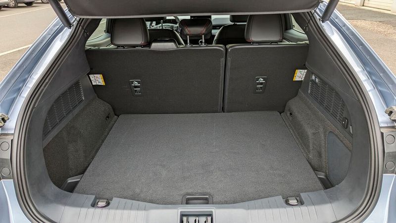 Der Kofferraum ist Coupé-typisch ziemlich klein. Die angegebenen 402 Liter fasst er nur, wenn man das unter dem Ladeboden liegende Fach mit einrechnet. (Bild: Rosenow – VCG)