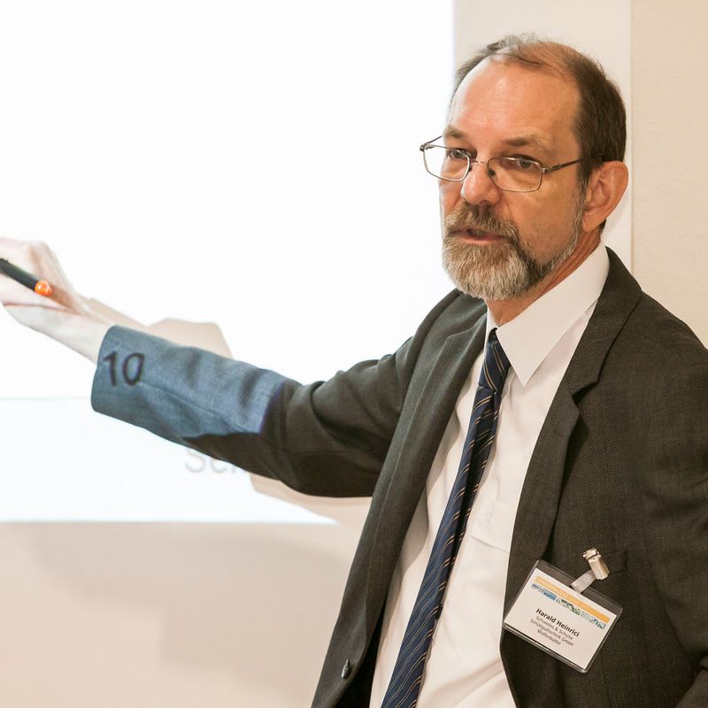 „Nach wie vor wird das Silo als verfahrenstechnischer Apparat unterschätzt. Schüttgutprozesse lassen sich aber nur optimieren, wenn das Silo als Teil der Gesamtanlage verstanden wird.“ Harald Heinrici, Sachverständiger und Geschäftsführer bei Schwedes und Schulze, Programmbeirat des Schüttgut-Forums