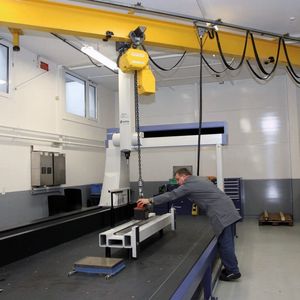 Mit dem Galgenkran werden die bis zu vier Tonnen schweren Bauteile auf der Messmaschine platziert. Im Bild: Othmar Walser, Leiter Kontrolle bei Daetwyler.